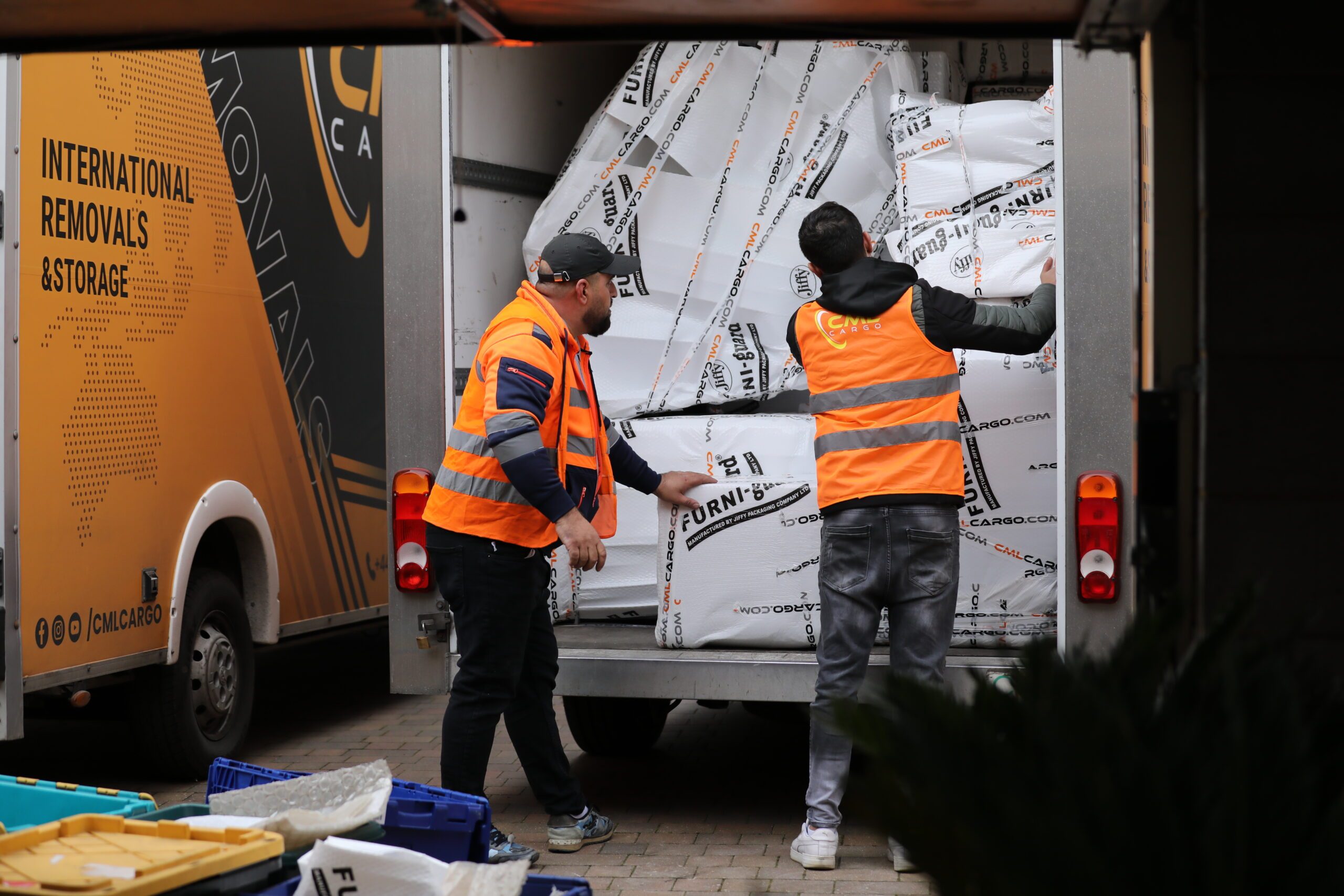 CML Cargo ile sorunsuz bagaj gönderimi için valizini hazırlayan bir öğrenci.