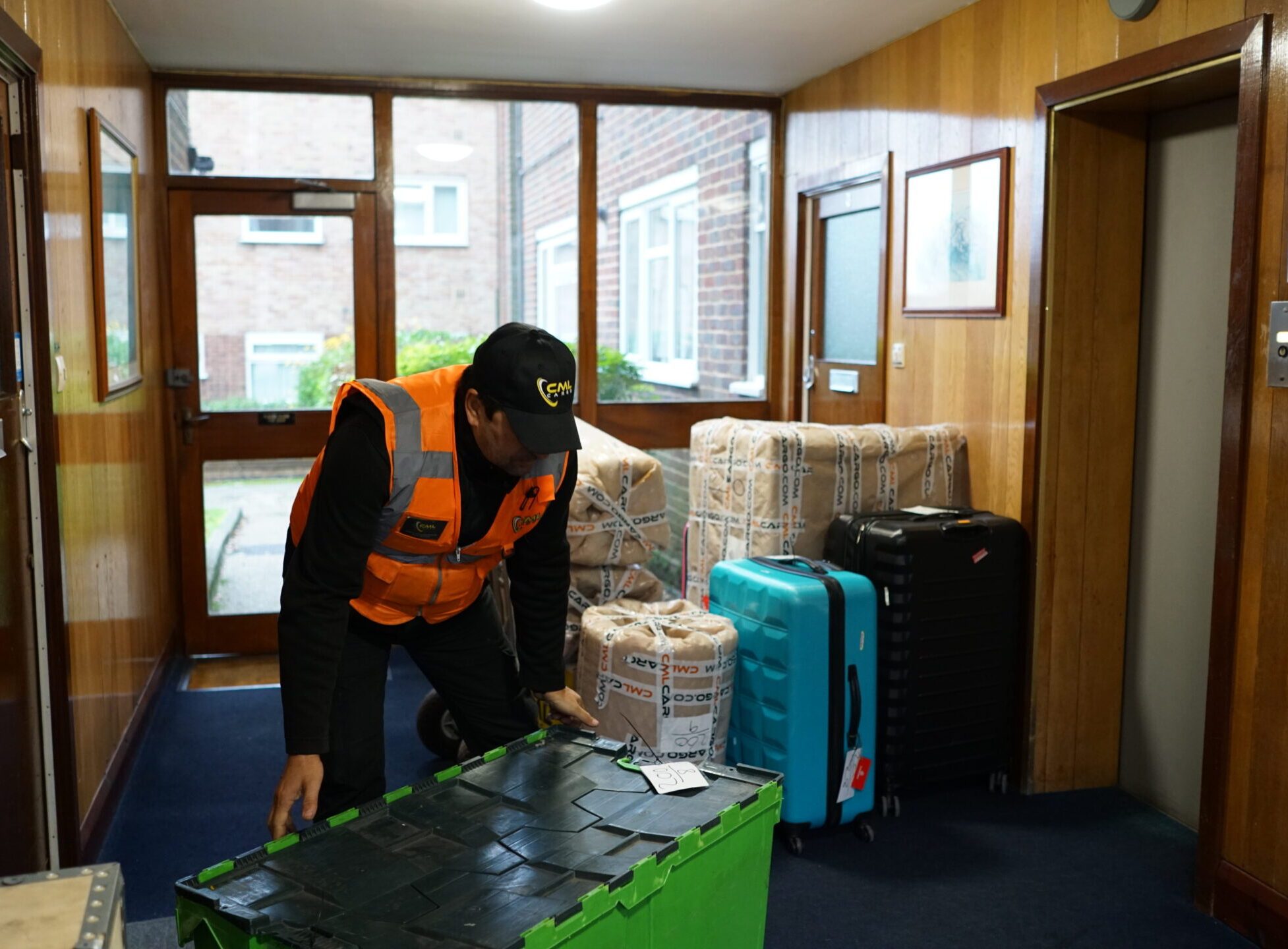 Taşımaya hazır valiz ve kutularla öğrenci taşımacılığı hizmeti