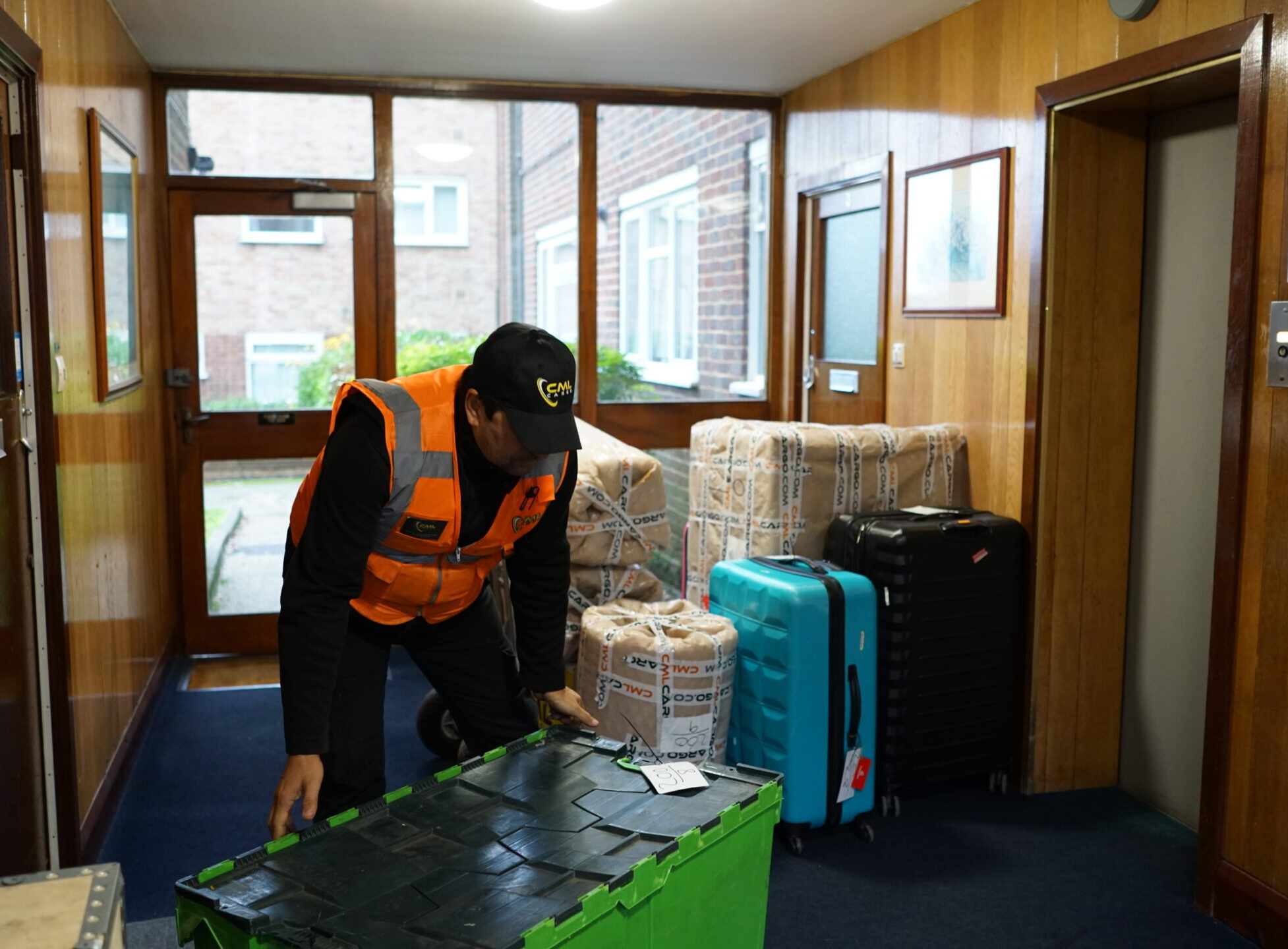 Taşımaya hazır valiz ve kutularla öğrenci taşımacılığı hizmeti