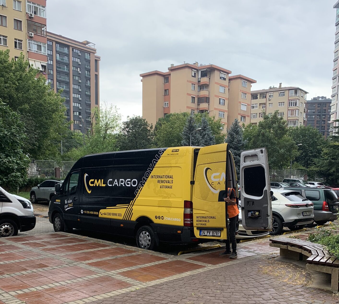 Türkiye’den İngiltere’ye uluslararası taşınma için kutu hazırlayan profesyonel taşıma ekibi