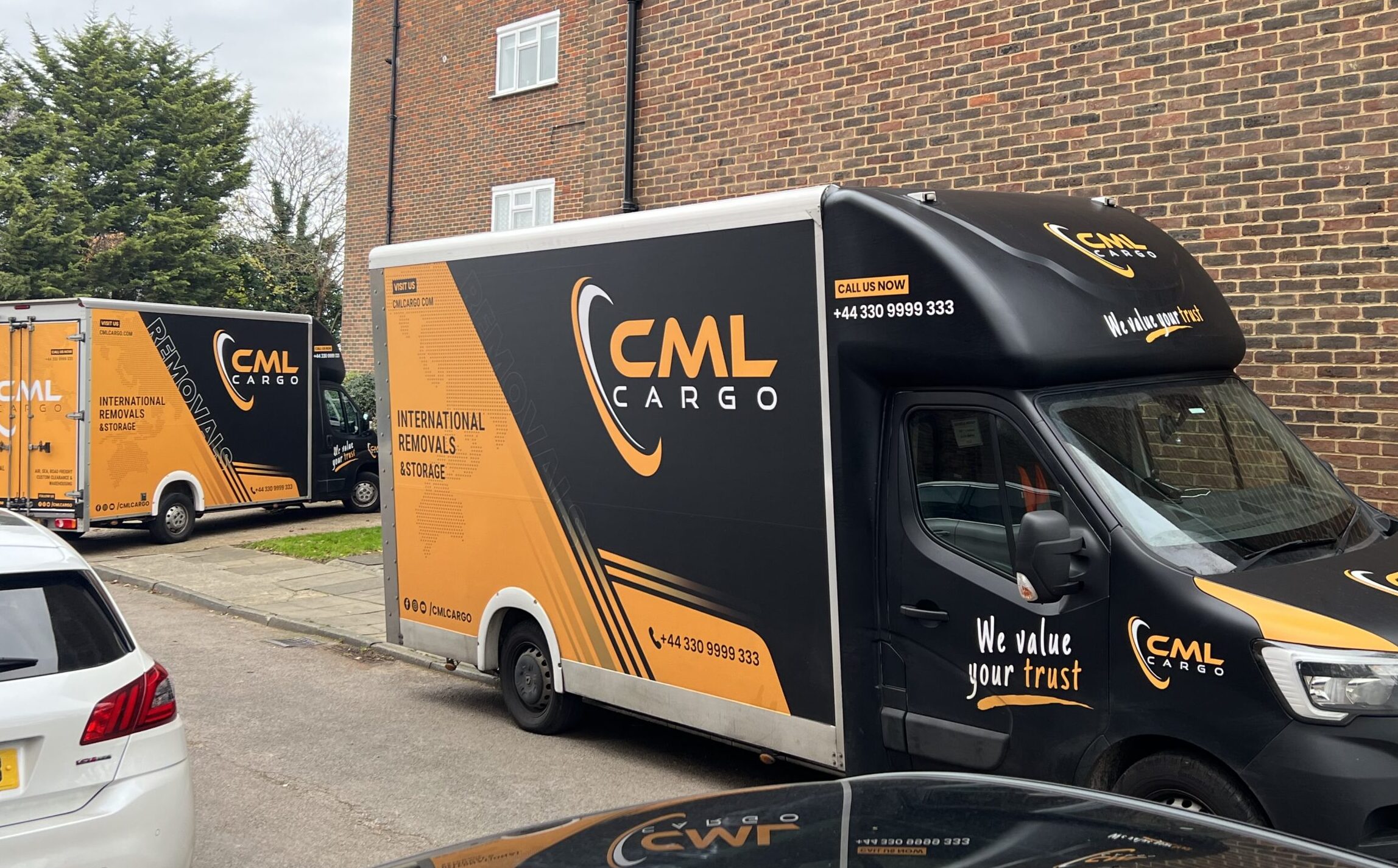 Man and van ekibi, sarılmış mobilyaları Londra’daki bir taşıma aracına yüklüyor